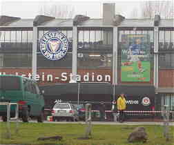 ... der Astra "FC St. Pauli" Bus am 11.12.2004, Holstein-Stadion